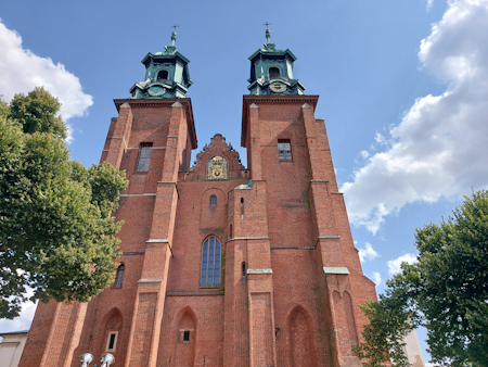 Gniezno_Cathedral_1.jpg
